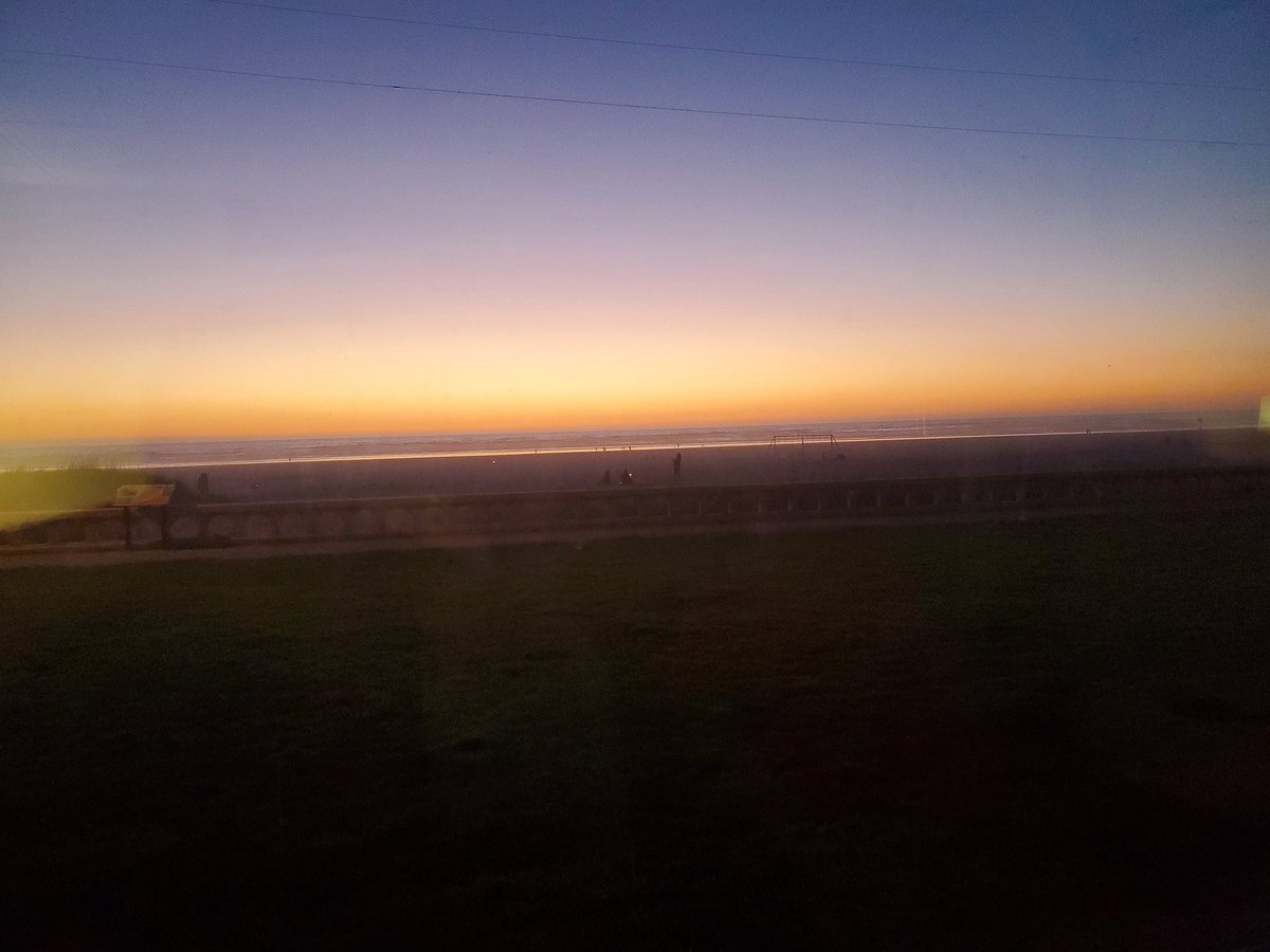 TheProwlingCat's tweet photo. Finished off the 1st portion of this getaway last night with pizza within walking distance and a sunset. https://t.co/HU4Cao49mx