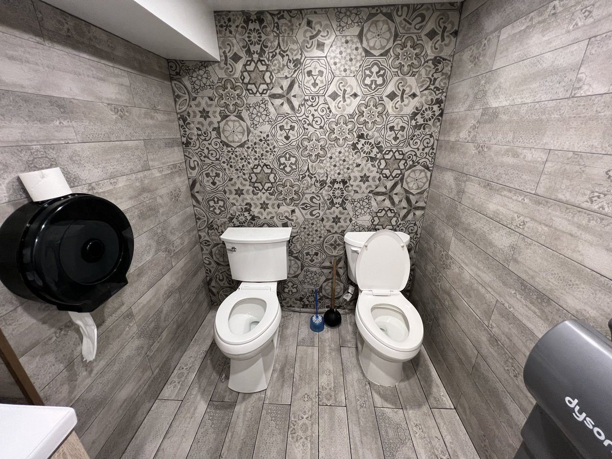 Dave2D's tweet photo. Am I supposed to reach over? Or ask the other guy? https://t.co/xLNTsgpEF6
