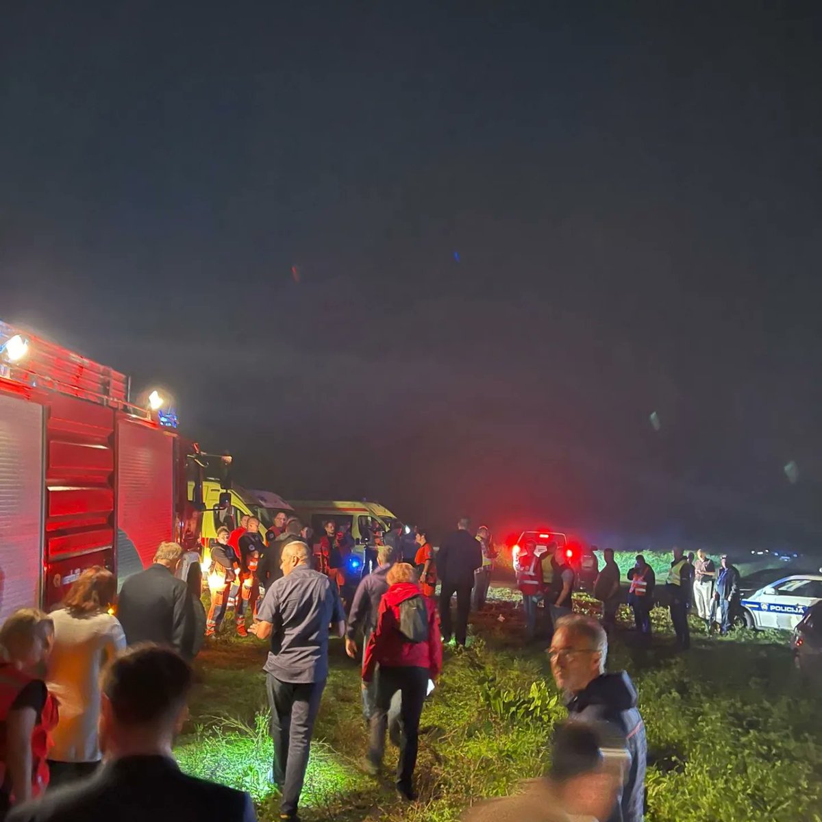 crvenikriz_hr's tweet photo. ❗❗❗
Clanovi obitelji stradalih u sudaru vlakova kod Novske, informacije o svojim bliznjima mogu doznati putem telefonskog broja nase Sluzbe trazenja 044 600 572. Nasi timovi ostaju na terenu pruzati pomoc. https://t.co/YPpItHmWcp