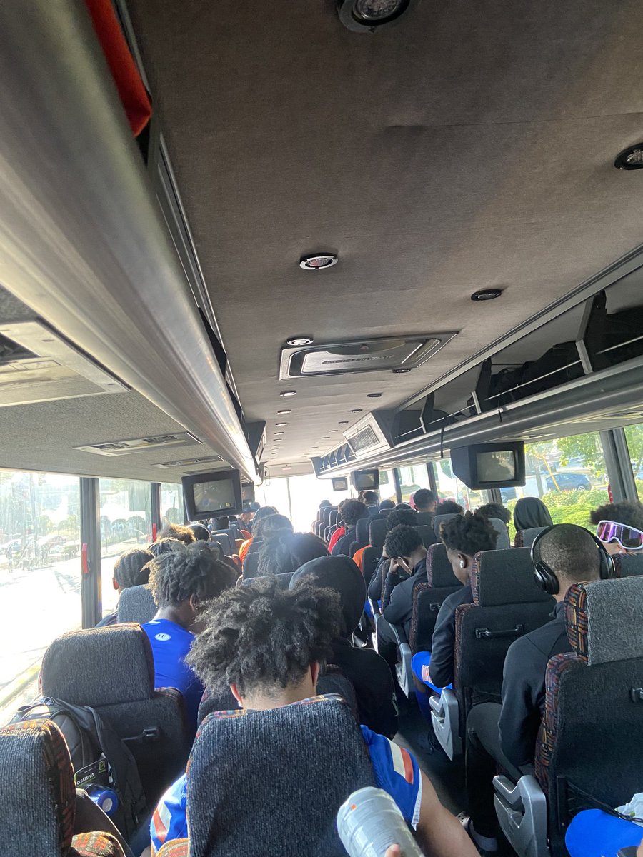 coreysampson04's tweet photo. Business trip 🏄🏿♂️🔶🔷🔶🔷. Finally got a Charter bus 🙏🏾🙏🏾🙏🏾 https://t.co/VwKsKXK7M1