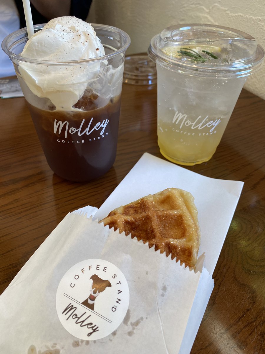 BooWanDerLust's tweet photo. เที่ยวหัวหินรอบนี้ เจอ #คาเฟ่ ฟิลโฮมมี่ น่ารักตะมุตะมิ เน้นโทนสีขาวตัดกับไม้ พื้นที่ไม่ใหญ่มาก แต่น่ารักทุกมุม
☕️ เครื่องดื่มมีทั้ง non coffee และ coffee ขนมก็แล้วแต่วัน ทีเด็ดคือ croffle อร่อยมาก
🏠 𝗠𝗼𝗹𝗹𝗲𝘆 𝗖𝗼𝗳𝗳𝗲𝗲 𝗦𝘁𝗮𝗻𝗱
📌 หัวหิน 37
#หัวหิน #อร่อยบอกต่อ @aroii https://t.co/V5mJqCkLBz