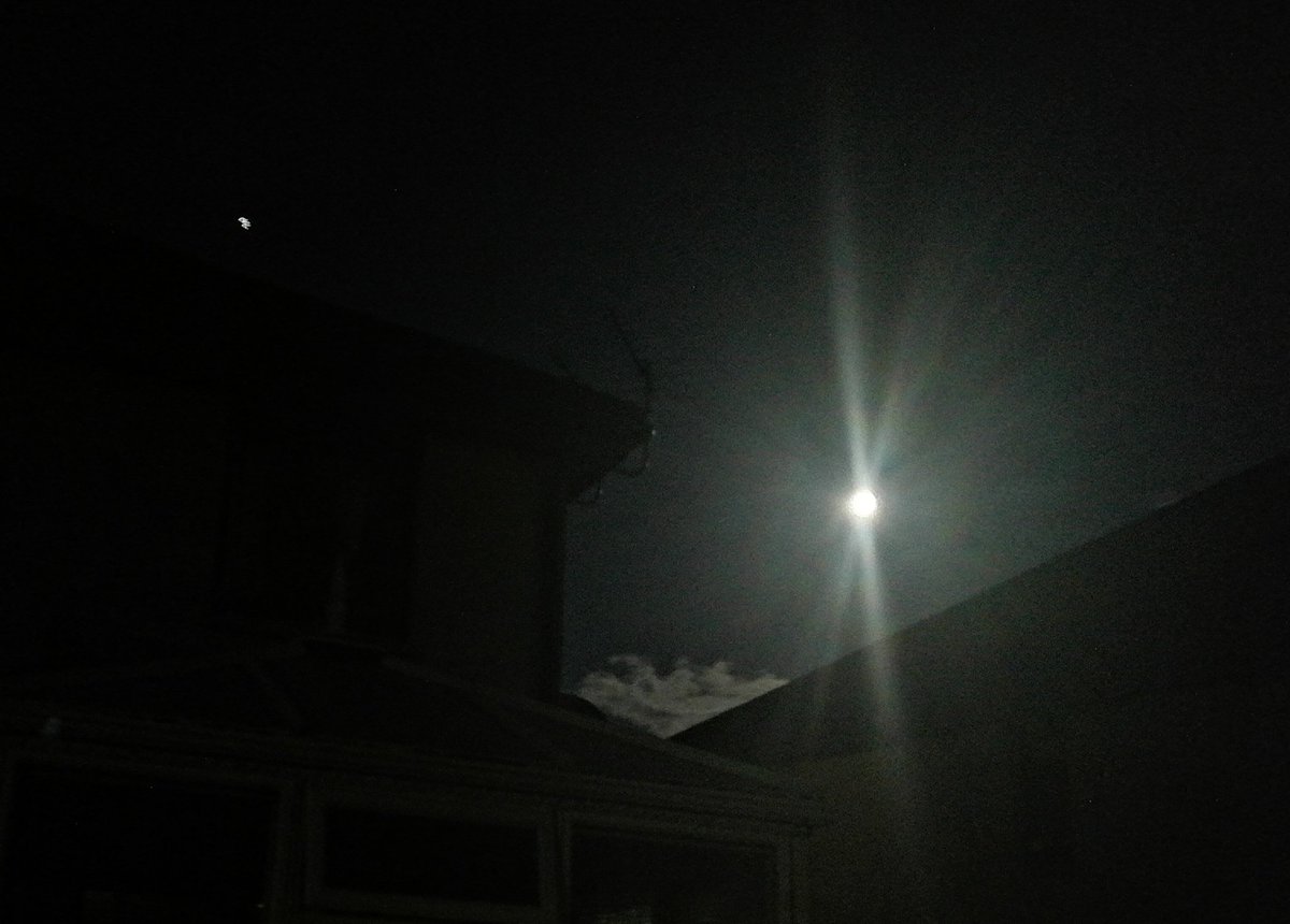 andybfaedundee's tweet image. 🌕🪐 Jupiter and the Moon together. The night sky is so bright tonight! #nightsky #sobright

📍 Dundee
