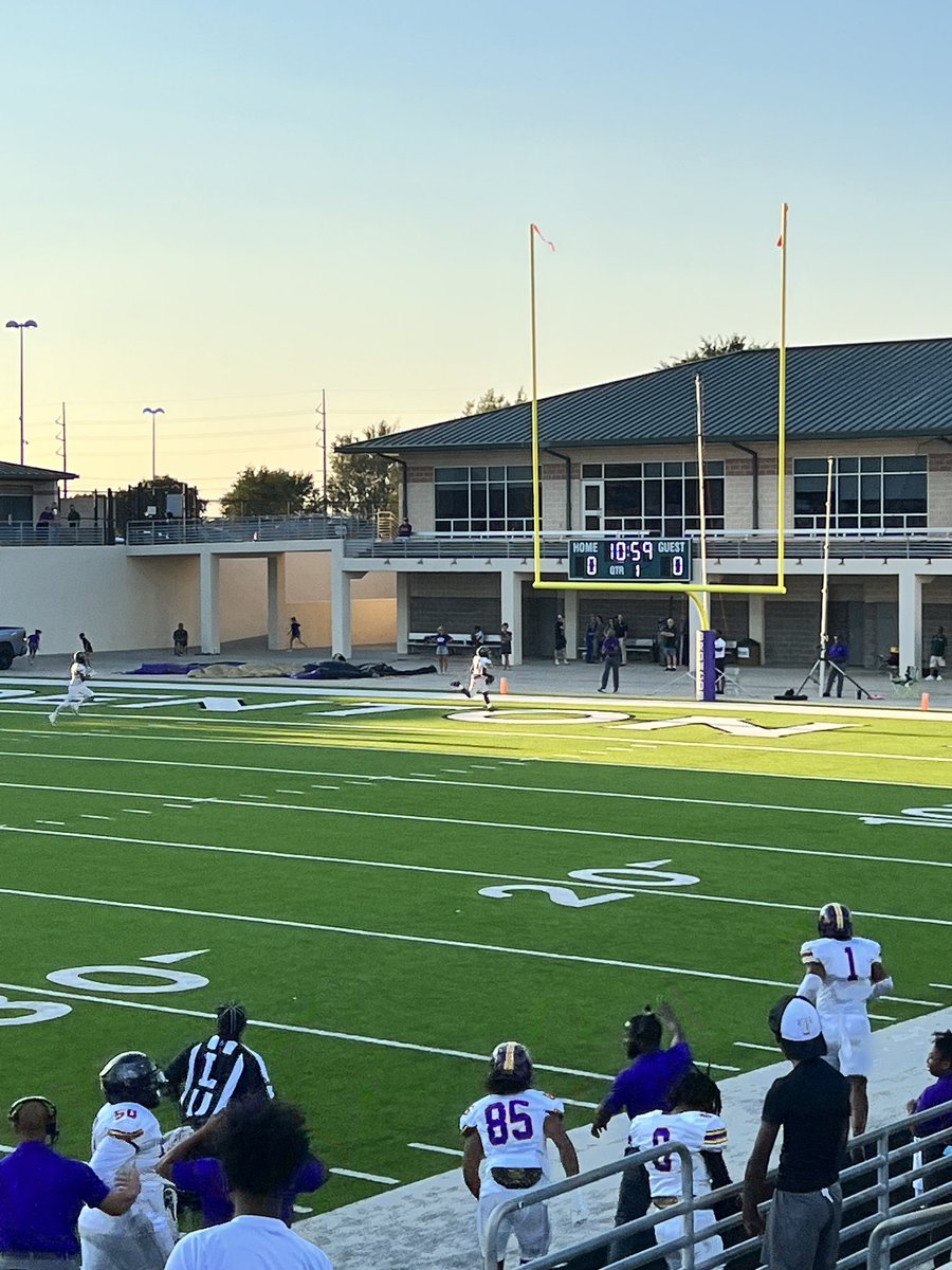 FootballEverman's tweet photo. 1st pick 6 of year! @HowardEvans_11 bulldogs lead 6-0 https://t.co/K5gljMoG8F