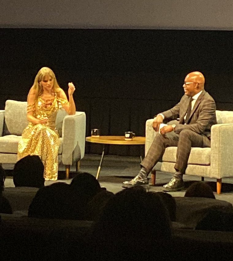taylorswiftbr's tweet photo. Taylor Swift falando sobre o processo de regravação dos seus álbuns no #TIFF22:

"Foi um período de extremo desespero para mim, mas eu saí disso e disse que se eu fiz a música pela primeira vez, poderia fazer pela segunda vez... Tem sido inacreditavelmente lindo." https://t.co/0VHuKfGmf1