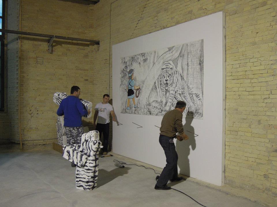 paruchin's tweet photo. ウクライナのキエフで展覧会を手伝ってくれている皆さん。無事を祈る。

Staff helping with the exhibition in Kiev, Ukraine.
Praying for their safety.

＃PeaceUkraine https://t.co/6En4oBImaw
