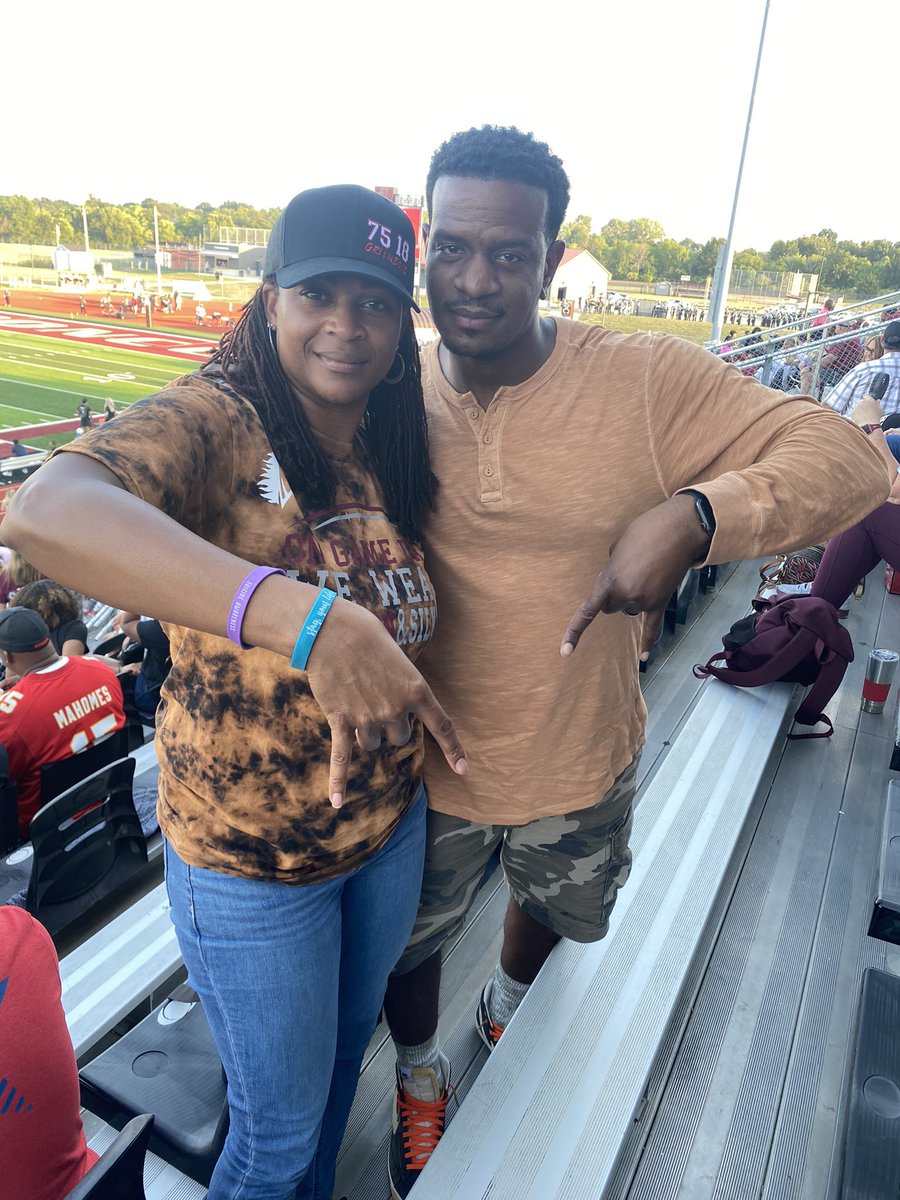 dvonne24's tweet photo. Burnt orange or not! You know what time it is! #OUDNA🧬 #LSNBRONCOS https://t.co/Ik6VpOhPEj