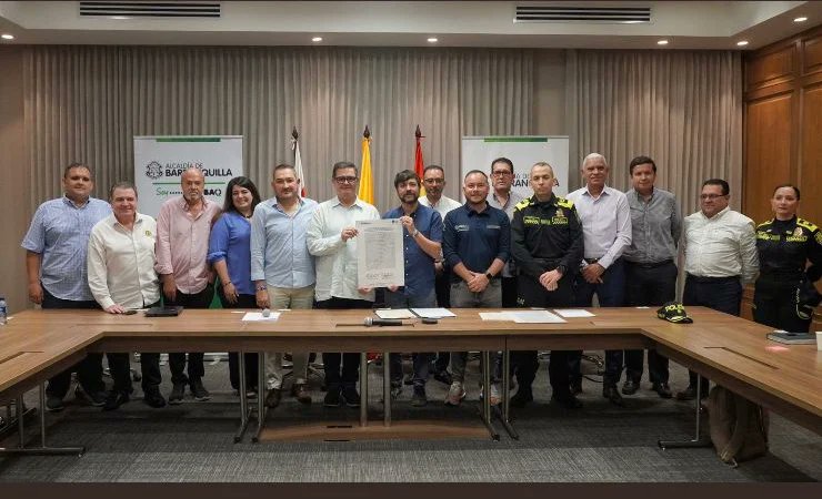 Asosec's tweet photo. #Asosec presente en la Firma de Convenio interinstitucional entre la Superintendencia de Seguridad y Vigilancia privada y la Alcaldía de Barranquilla para el fortalecimiento de la seguridad ciudadana
#SeguridadPrivada #Vigilancia #SuperVigilancia https://t.co/di0oluu0iN