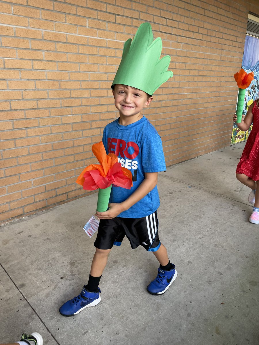 SeaGateES's tweet photo. Kindergarten Patriotic Parade in honor of Patriot Day! @collierschools @CCPS_Curriculum #MakingIdeaHappen💡 https://t.co/Bd6a2e6Qix