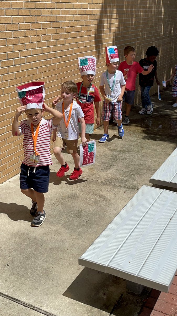 SeaGateES's tweet photo. Kindergarten Patriotic Parade in honor of Patriot Day! @collierschools @CCPS_Curriculum #MakingIdeaHappen💡 https://t.co/Bd6a2e6Qix