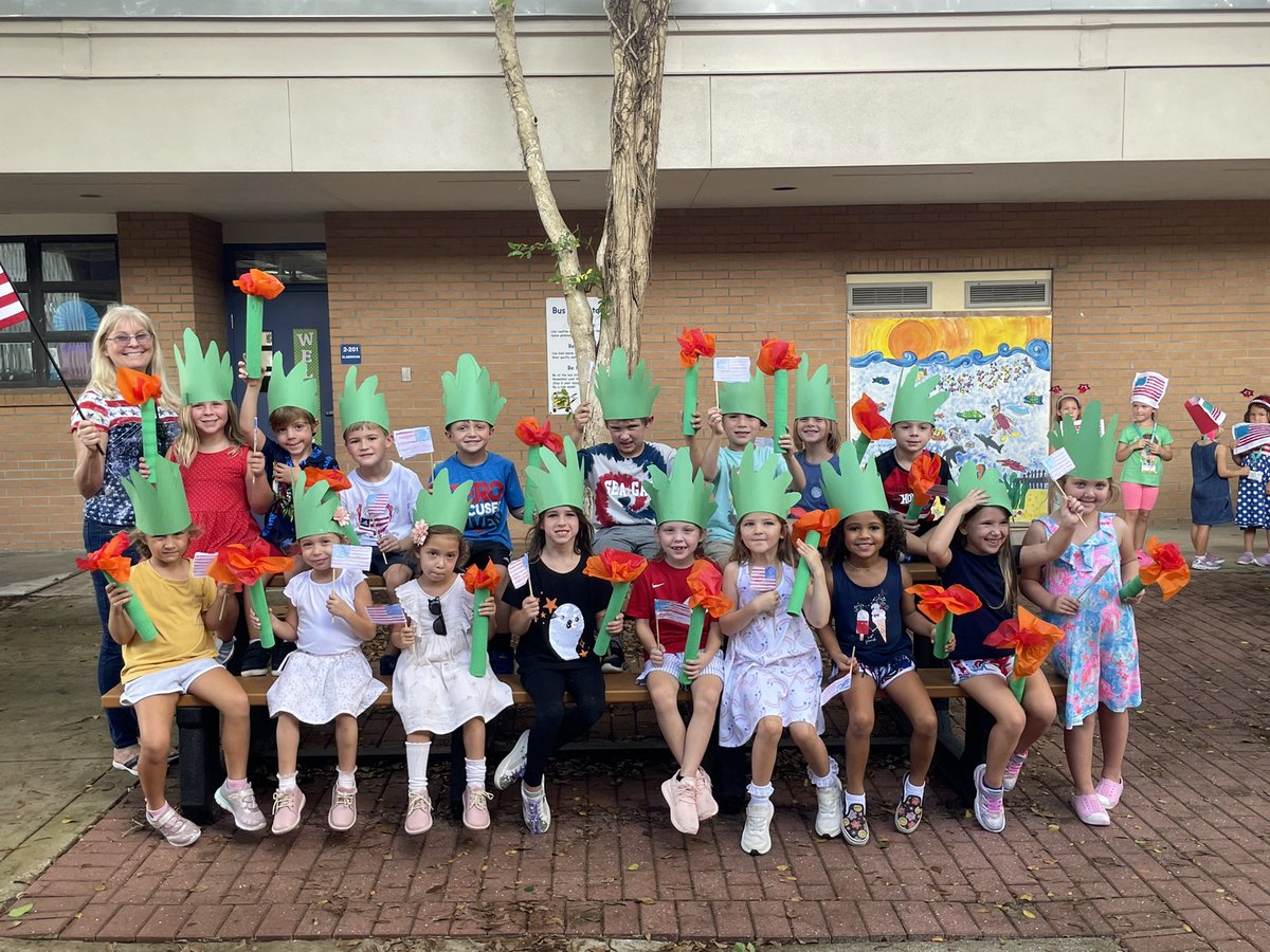 SeaGateES's tweet photo. Kindergarten Patriotic Parade in honor of Patriot Day! @collierschools @CCPS_Curriculum #MakingIdeaHappen💡 https://t.co/Bd6a2e6Qix