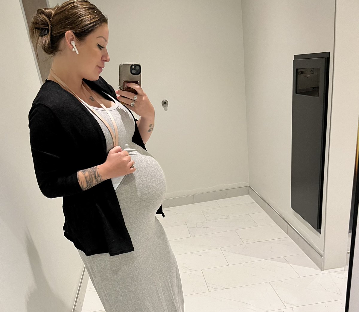 SchultzStevie's tweet photo. Okay, we are ready for you little lady. Let’s do this #9daysleft #orless https://t.co/SFZNTKW1aY