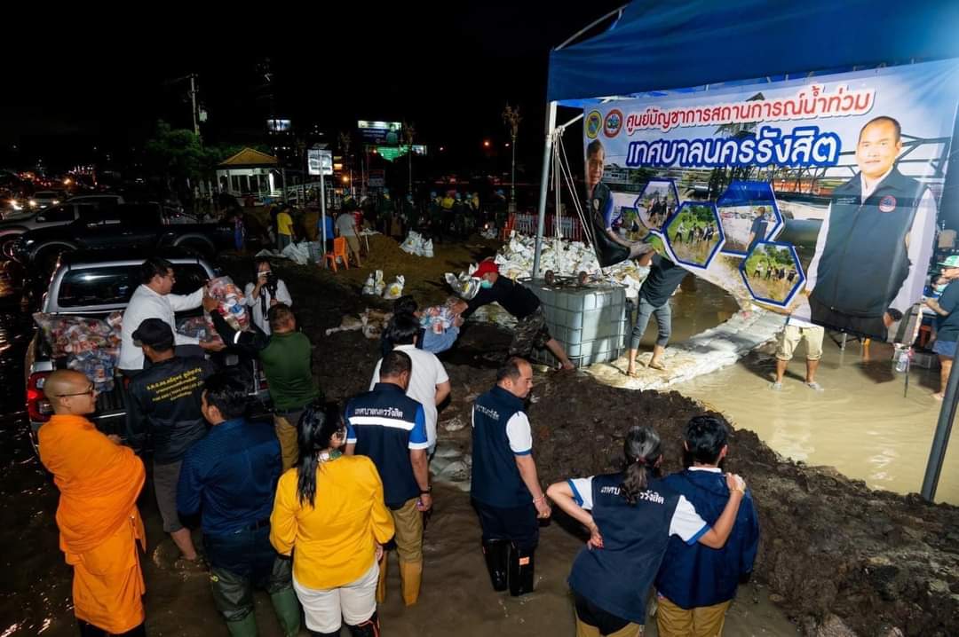 torphun0223's tweet photo. #วัดพระธรรมกาย มูลนิธิธรรมกาย และคณะศิษยานุศิษย์ฯ มอบบะหมี่กึ่งสำเร็จรูป ให้กำลังใจเจ้าหน้าที่ผู้ปฏิบัติงาน – ช่วยเหลือผู้ประสบภัยน้ำท่วม #เทศบาลนครรังสิต  #น้ำท่วม https://t.co/DSnnjjUy3H