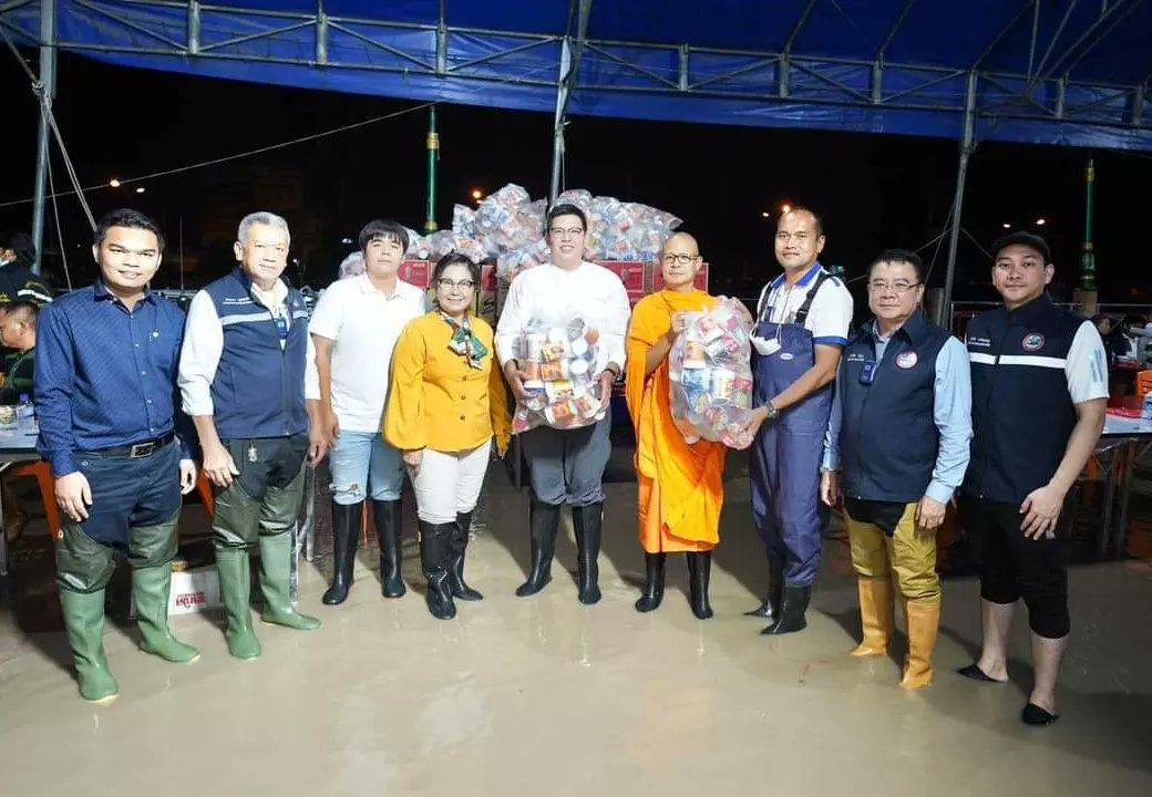 torphun0223's tweet photo. #วัดพระธรรมกาย มูลนิธิธรรมกาย และคณะศิษยานุศิษย์ฯ มอบบะหมี่กึ่งสำเร็จรูป ให้กำลังใจเจ้าหน้าที่ผู้ปฏิบัติงาน – ช่วยเหลือผู้ประสบภัยน้ำท่วม #เทศบาลนครรังสิต  #น้ำท่วม https://t.co/DSnnjjUy3H
