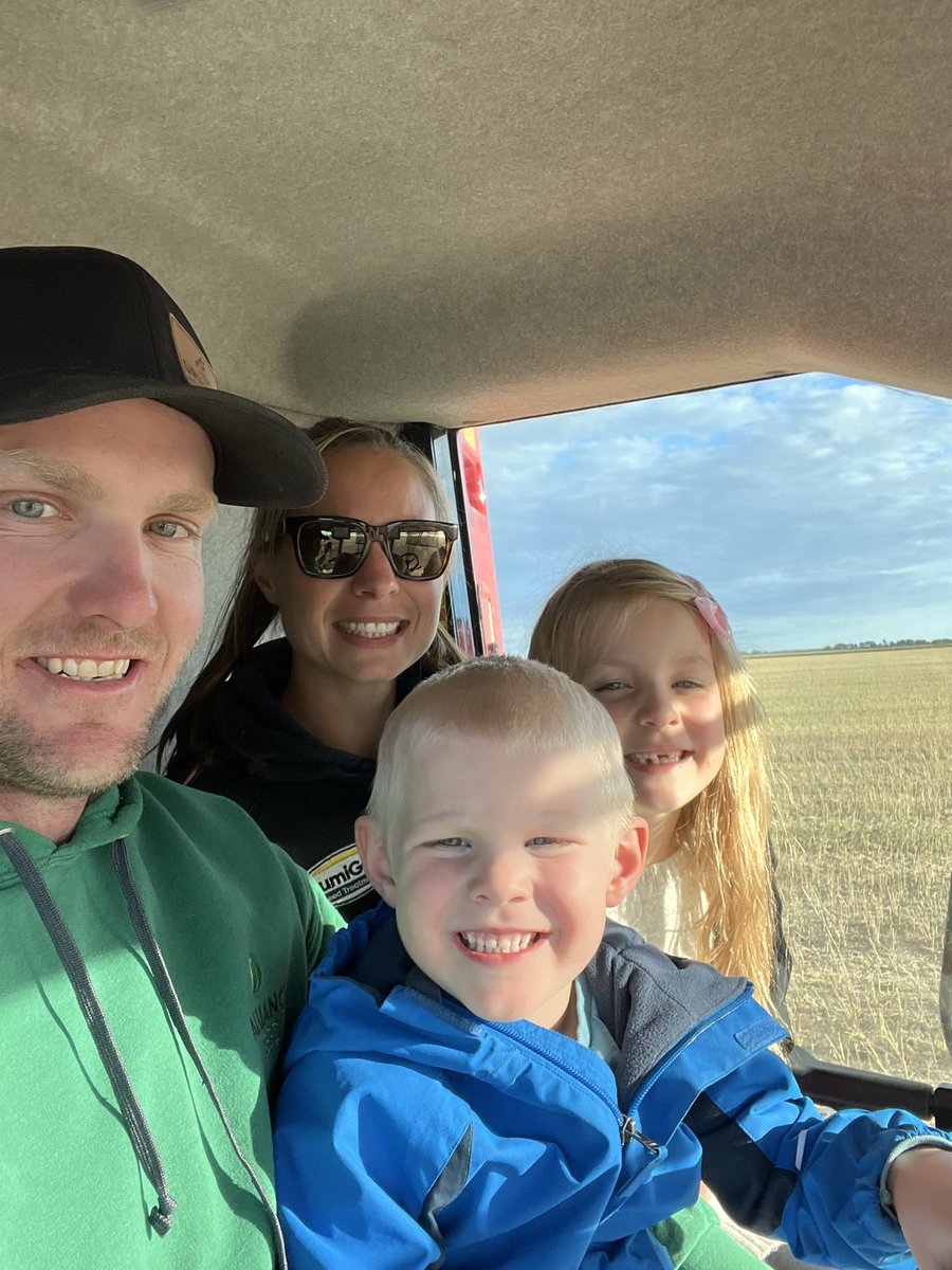 Always happy smiles when we’re harvesting Pioneer canola <a href="/PioneerSeedsCA/">Pioneer Seeds Canada</a> <a href="/rorygregoire13/">rory gregoire</a>