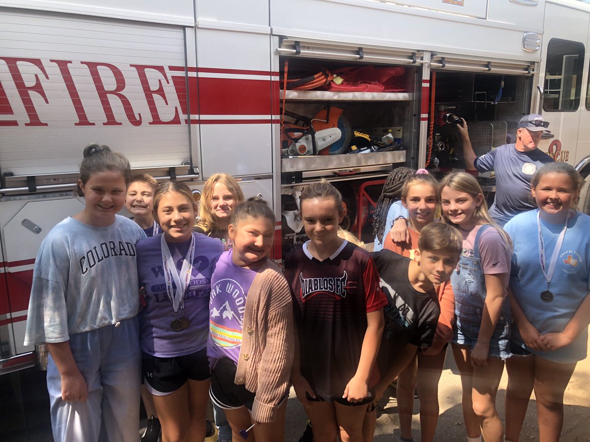 OWLogsdon's tweet photo. Oak Woods loves our first responders! @granburyisd @oakwoodsschool   @GranburyPolice https://t.co/xTgEiefZtw