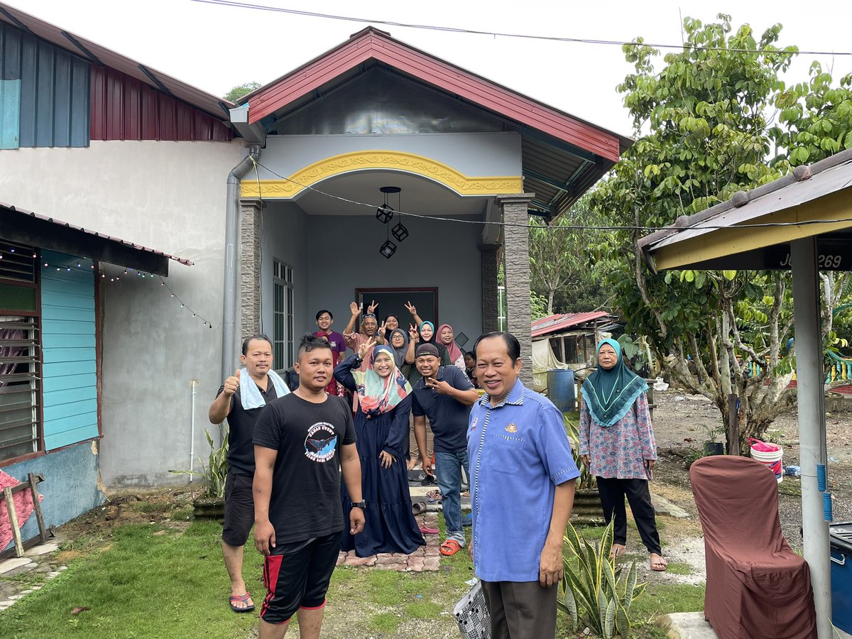 ahmadmaslan's tweet photo. #Rewang kenduri kahwin di kpg Lubok Sipat, #Benut #Pontian, kpg sendiri
Minum pagi di spg 4, kpg sendiri. Beri bantuan utk buat gelanggang gasing
Sekolah 4 tingkat baru. Juga ada masjid & dewan besar warna merah itu dapat era saya jadi MP, peruntukan dilulus DS @NajibRazakβ
https://t.co/pEO8CAn9AN