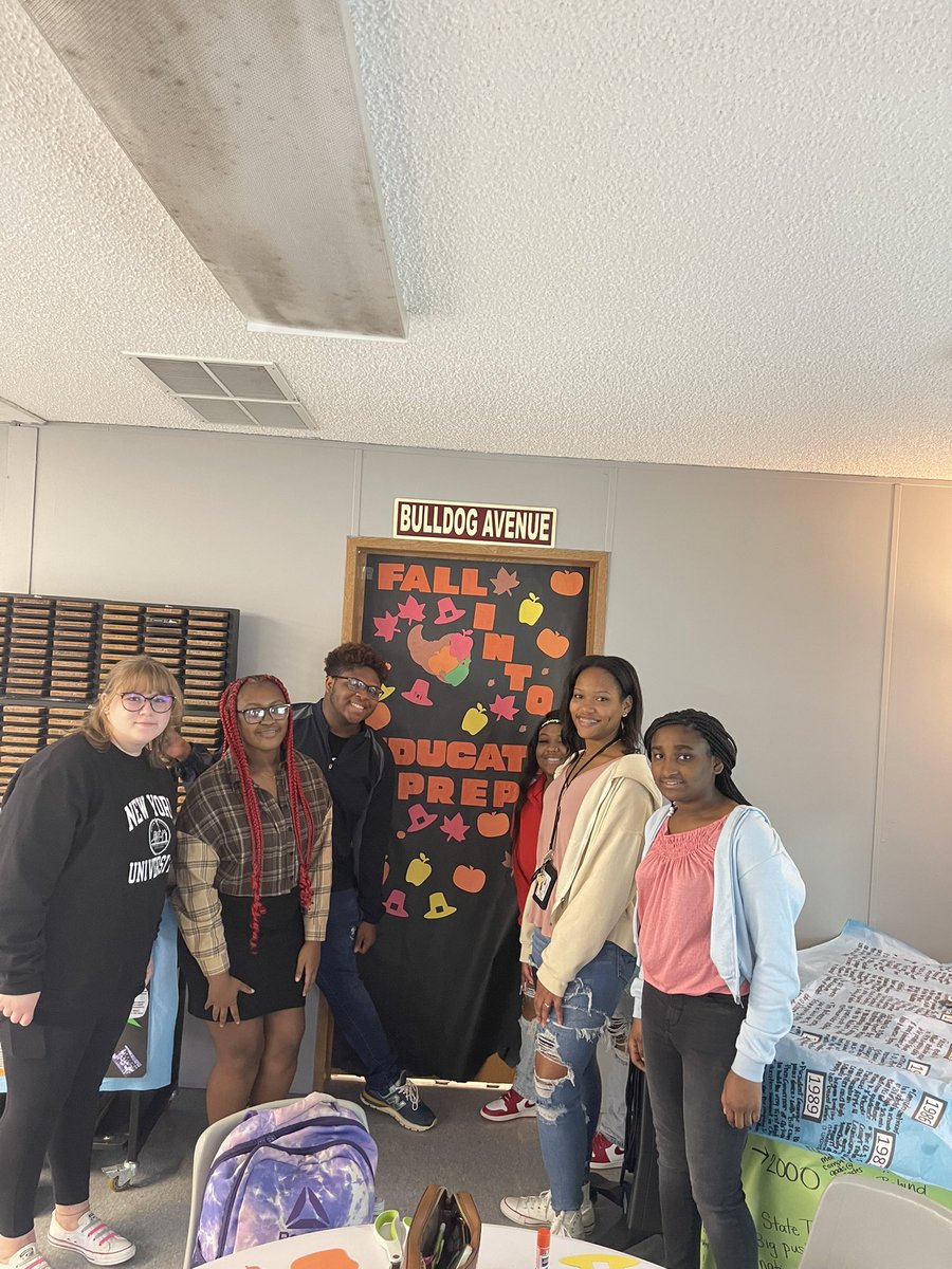 heather_sowell's tweet photo. Falling into Educator Prep! Love these creative future teachers! #theteacherlook #CTCEast #TeamDCS @DCS_CTCEast @DCSeNews https://t.co/8TV8XxIvYk