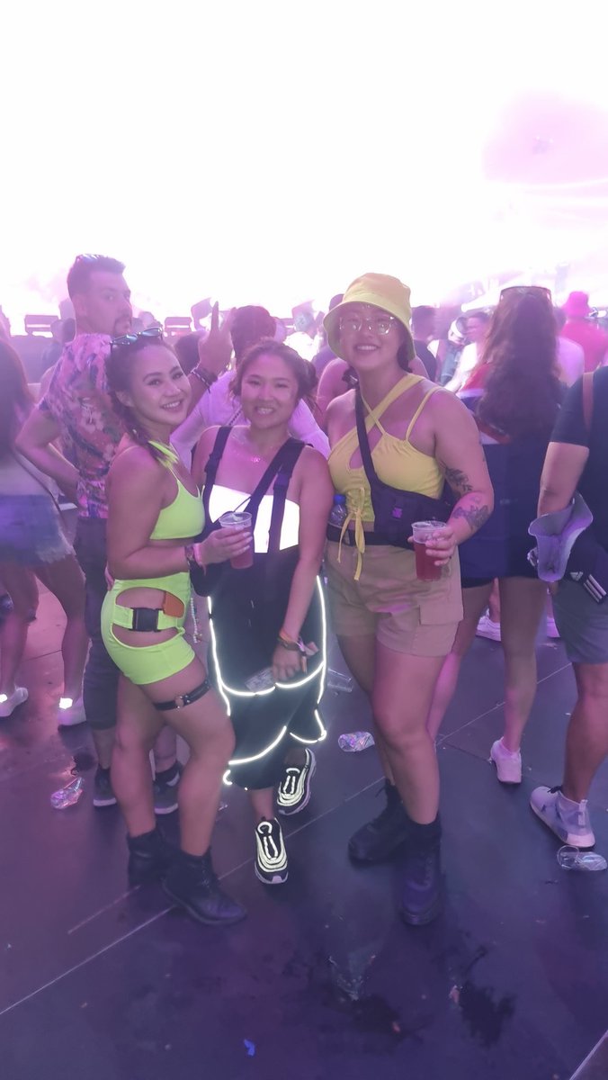 ngynelizabeth's tweet photo. Met @quynhvd from Twitter, for the first time, at Tomorrowland 2022 🙏 Love this for us ❤️🥳 https://t.co/8K7ImRKdy5