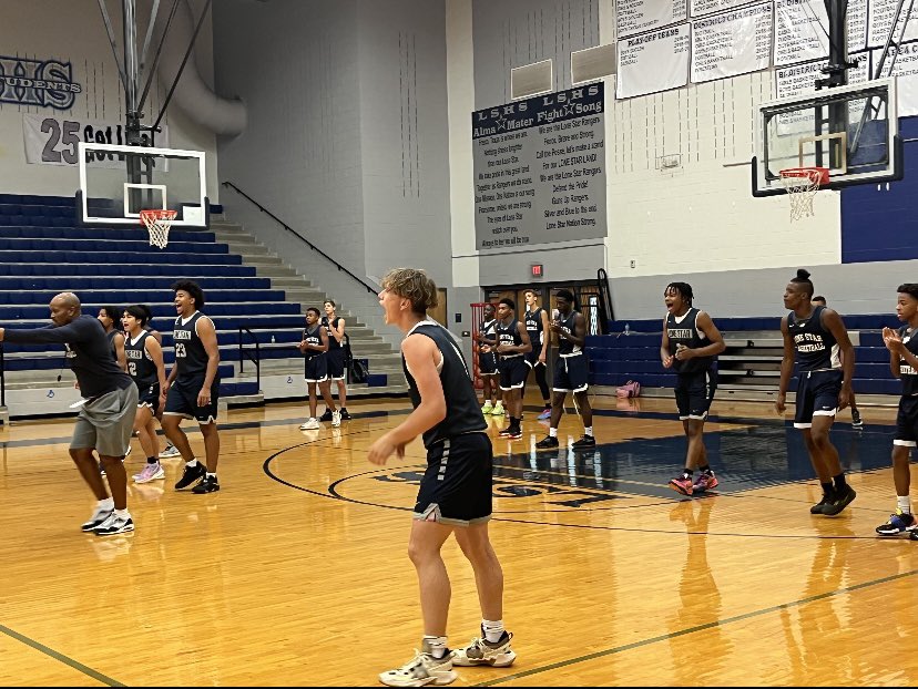 CoachKConnor's tweet photo. Discipline ✅
Unity ✅
Be Positive ✅
Sacrifice ✅
We are proud of these young men and the strides they have made TOGETHER. Still a lot of work to be done but excited about the process. @LSHS_BBall @TheCoachHawkins @coachnspurgeon @LS_CoachRob https://t.co/9UlyRyyFb7