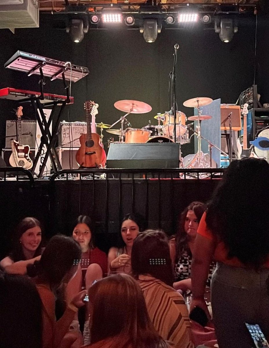 SunRoomBR's tweet photo. 📸 | PALCO MONTADO! Em 30 minutos os meninos começam seu show:

#SunRoomFortWorth 

©️  sophieechristopher https://t.co/AEyD2kFF9c