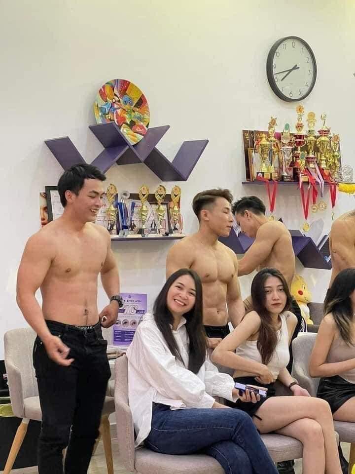 fisiostudent's tweet photo. Amor ya me voy a terapia, no me marques  
La clínica de fisioterapia 🥵✨ https://t.co/UianSs1dAw