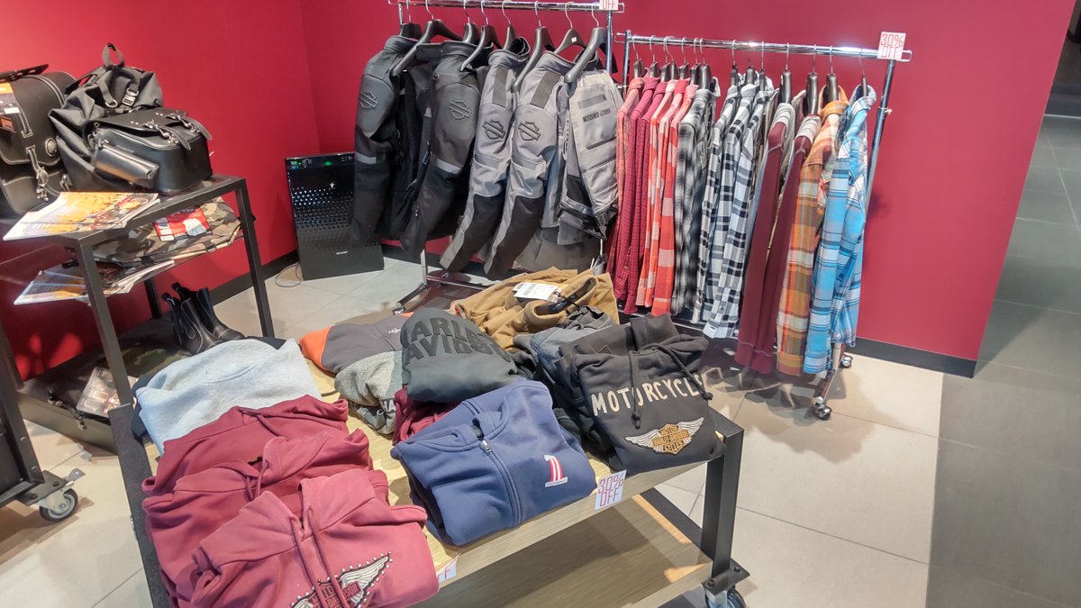 hdsapporo's tweet photo. おはようございます。
セールは、この週末で終了となります。
また、「WHEEL WORKS」宮尾さんも店頭にいらっしゃいます。
この機会に、どうぞ!
#ハーレーダビッドソン札幌 #北海道 #WHEELWORKS #セール #シルバーアクセサリー #ターコイズ #ディーラー #正規販売店 #バイク https://t.co/pssr52Ua4M