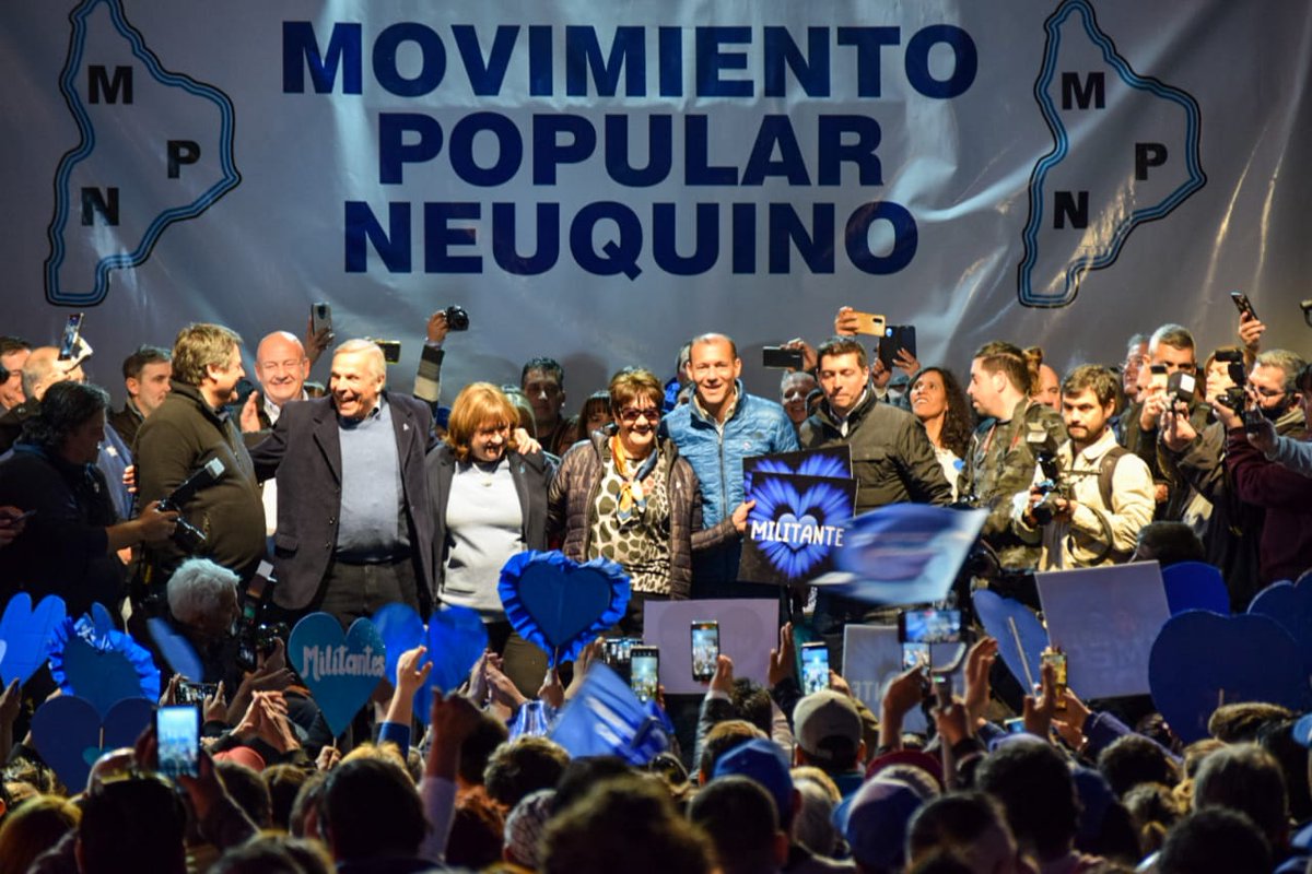 MPN_OK's tweet photo. ¡Autoridades proclamadas! En un emotivo acto multitudinario, asumieron sus cargos compañeros y compañeras al frente de las 22 seccionales, Honorable Convención y Junta de Gobierno, éstas encabezadas por @jorge_sapag y @OmarGutierrezOk. #HayEquipo https://t.co/btzjaI7lgJ