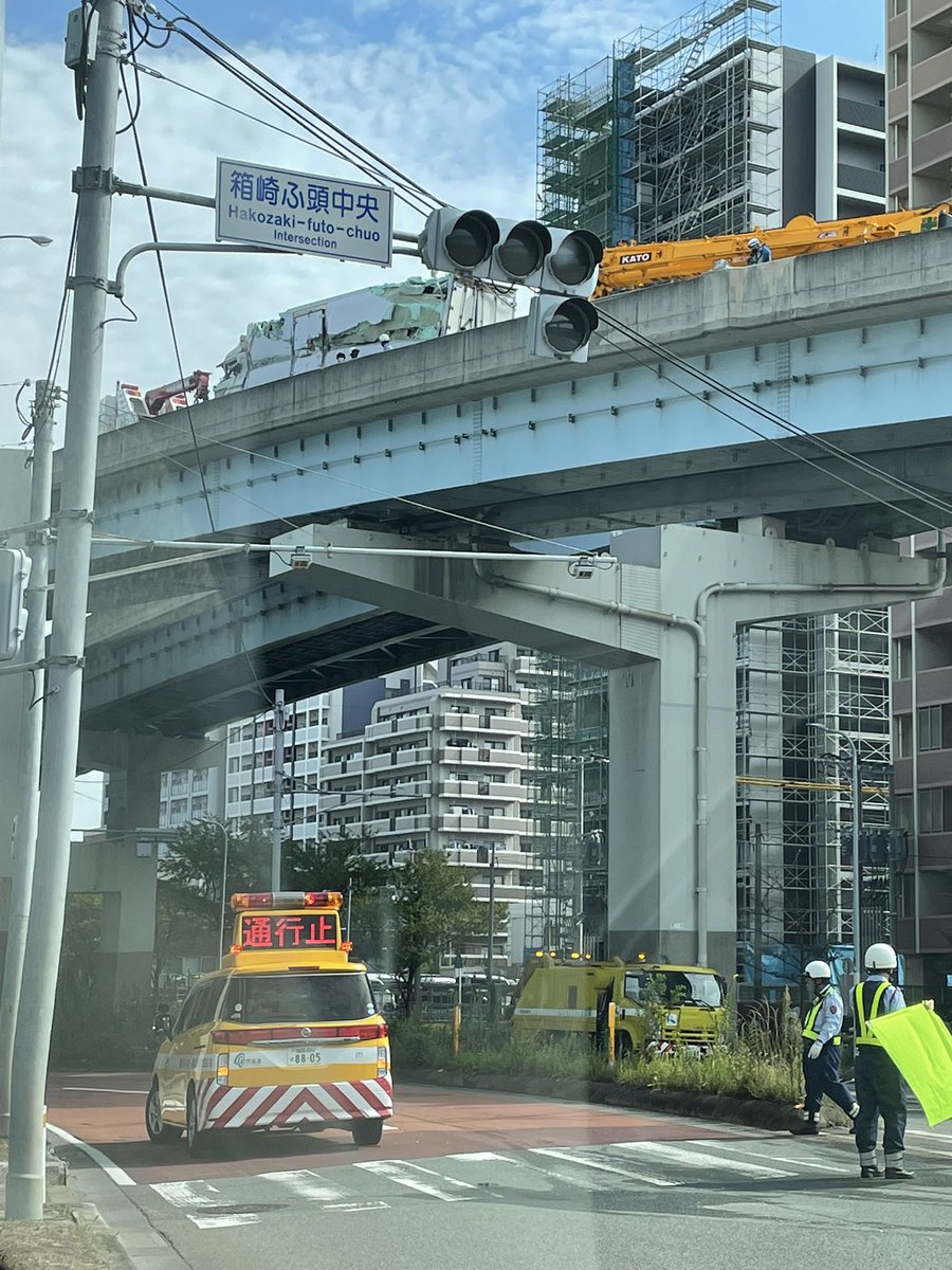 dynafxdl's tweet photo. 箱崎ふ頭（貝塚インター）横転したトラックの撤去作業中 https://t.co/781JGQVivn