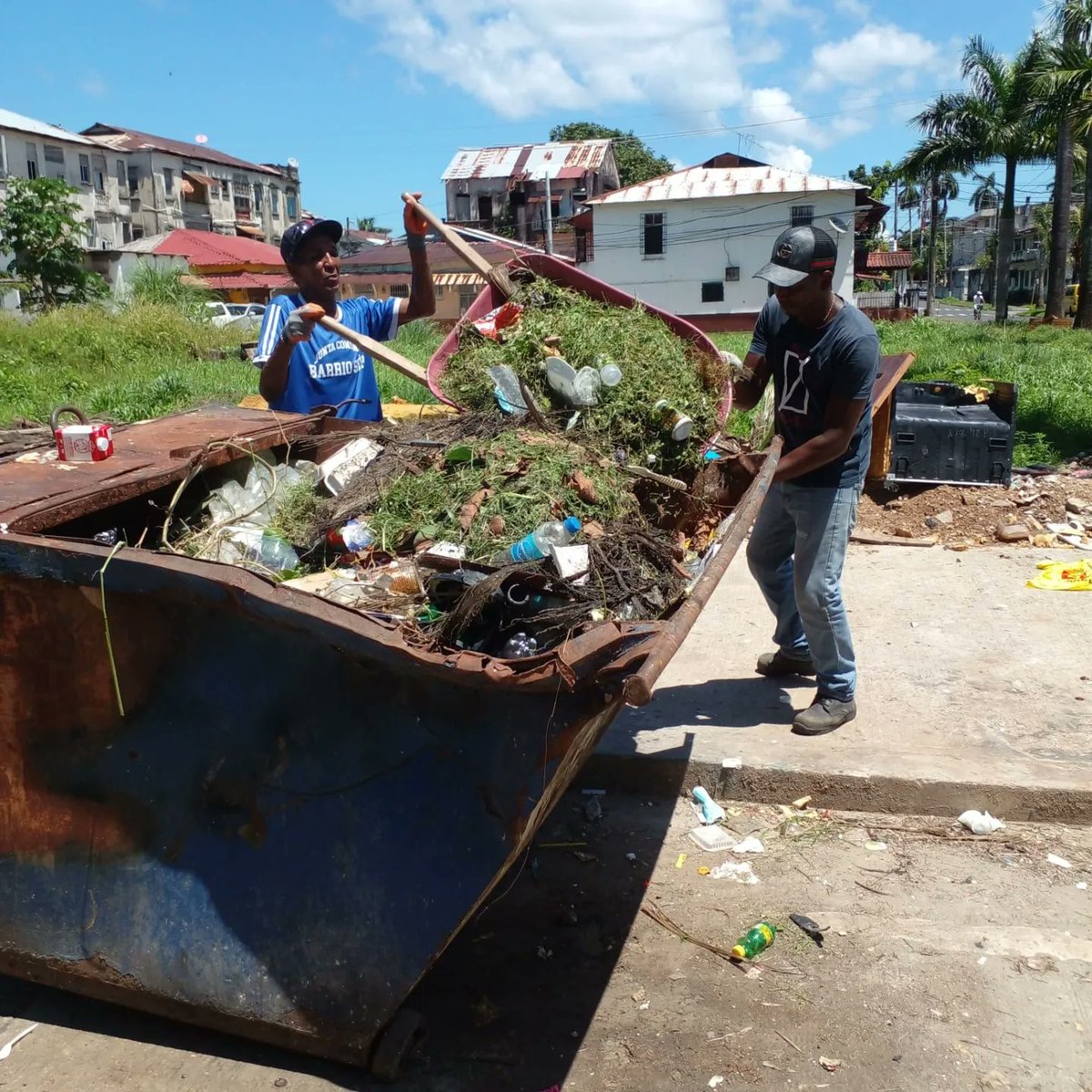 HA_AlexLee's tweet photo. No permitiremos que sigan ENSUCIANDO nuestro distrito de #Colón estamos reestructurando el depto. De Aseo y Ornato. Quienes sean captados por funcionarios o cámaras tendrán que hacer trabajo comunitario de limpieza.
Recuerda que no ensuciar, también es limpiar.
#DistritoSaludable https://t.co/HEqN8qHya1
