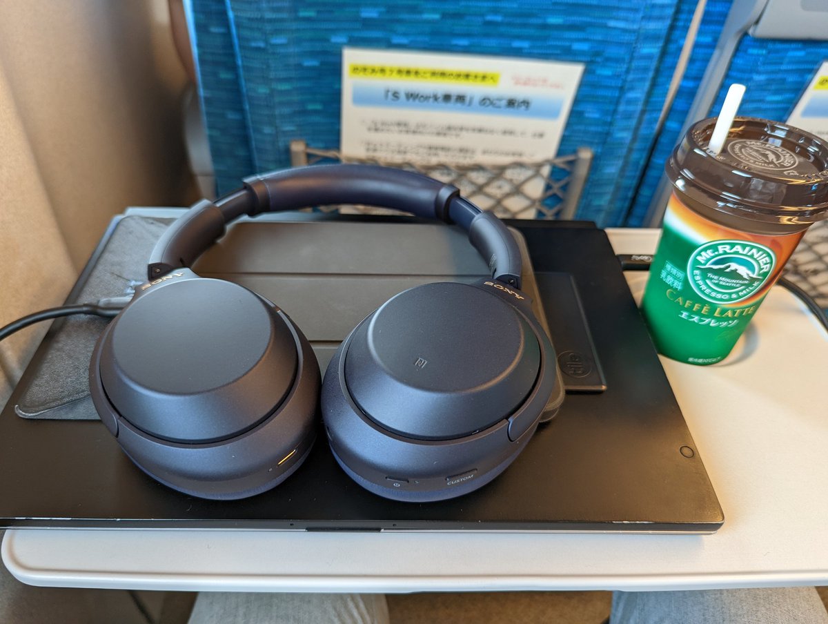 atsuro75's tweet photo. 久々東京へ
新幹線に乗ったら
「swork車両」っていうのが出来てて
席でリモート＆電話しても良いそうな
時代の変化感じます
ココぞとヘッドホン使って静寂に酔いしれます https://t.co/Yaq1kvAv0f