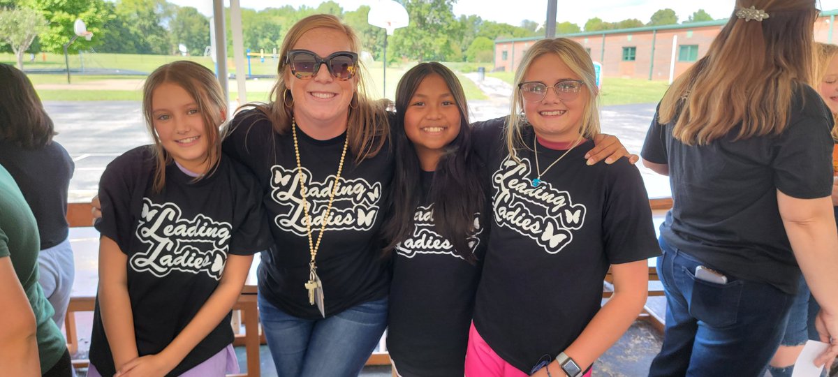 LanksLeaders's tweet photo. Today our "mentorship" became more like family🖤🦋It's been a long time in the making🦋 #biglittlereveal #leadingladies #lanksleaders @karenmanley7 @NatcherFRC #natcherfamily https://t.co/XMfQEssN17