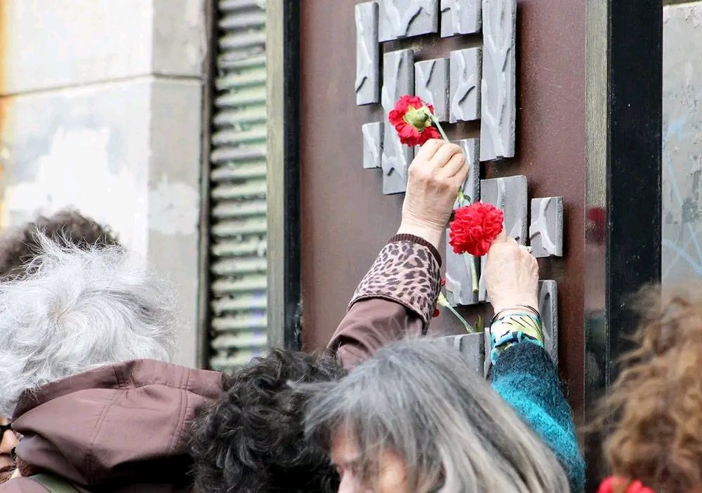 cineforumvalpo's tweet photo. Ex prisioneras políticas de la cárcel del Buen Pastor de Valparaíso, alumnos y alumnas de la carrera de Sociología, junto a autoridades, profesoras y profesores de la misma casa de estudios.Luego se realizó un acto de memoria artístico cultural, en el parque El Litre #ddhh #expp https://t.co/DFGpRW90p3