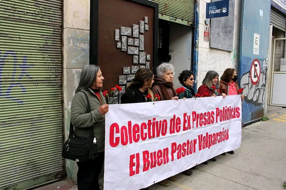 cineforumvalpo's tweet photo. Ex prisioneras políticas de la cárcel del Buen Pastor de Valparaíso, alumnos y alumnas de la carrera de Sociología, junto a autoridades, profesoras y profesores de la misma casa de estudios.Luego se realizó un acto de memoria artístico cultural, en el parque El Litre #ddhh #expp https://t.co/DFGpRW90p3