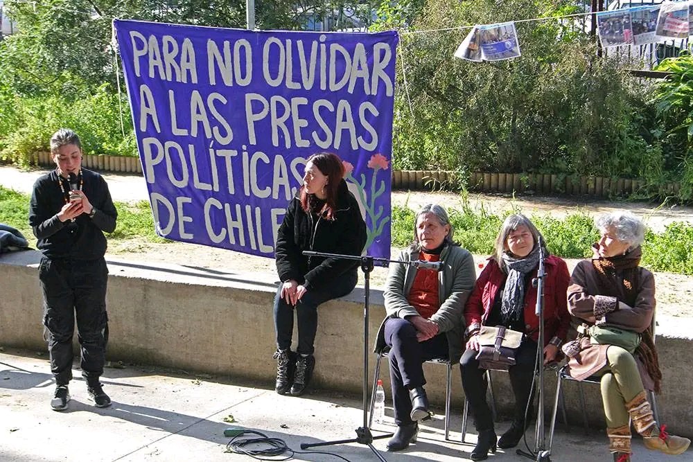 cineforumvalpo's tweet photo. Ex prisioneras políticas de la cárcel del Buen Pastor de Valparaíso, alumnos y alumnas de la carrera de Sociología, junto a autoridades, profesoras y profesores de la misma casa de estudios.Luego se realizó un acto de memoria artístico cultural, en el parque El Litre #ddhh #expp https://t.co/DFGpRW90p3