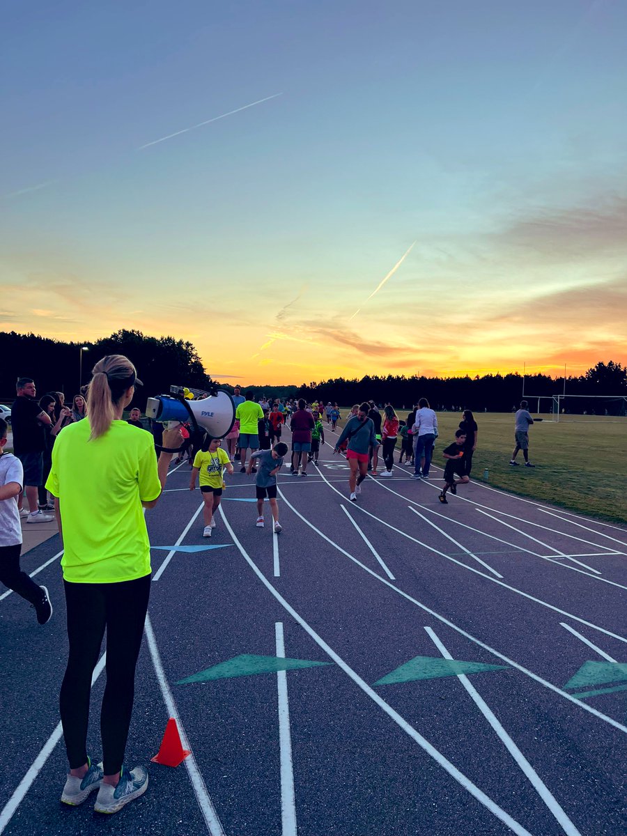 RhondaRRhodes's tweet image. Positive and productive day @GordonGators! We kicked off Running Club with over 300 students and families. Thank you @RGSPTA for promoting healthy lifestyles and Gator Wellness! #K8School #GatorGreatness