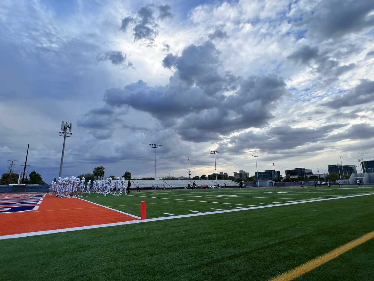 eliavgabay's tweet photo. Ominous #AZHSFB backdrop tonight☁️

We got the #FridayNight360 squad across the valley - I’m at @CamelbackHigh vs @DMWolvesFB 🏈

@Sports360AZ https://t.co/Qe9PUmdJlE