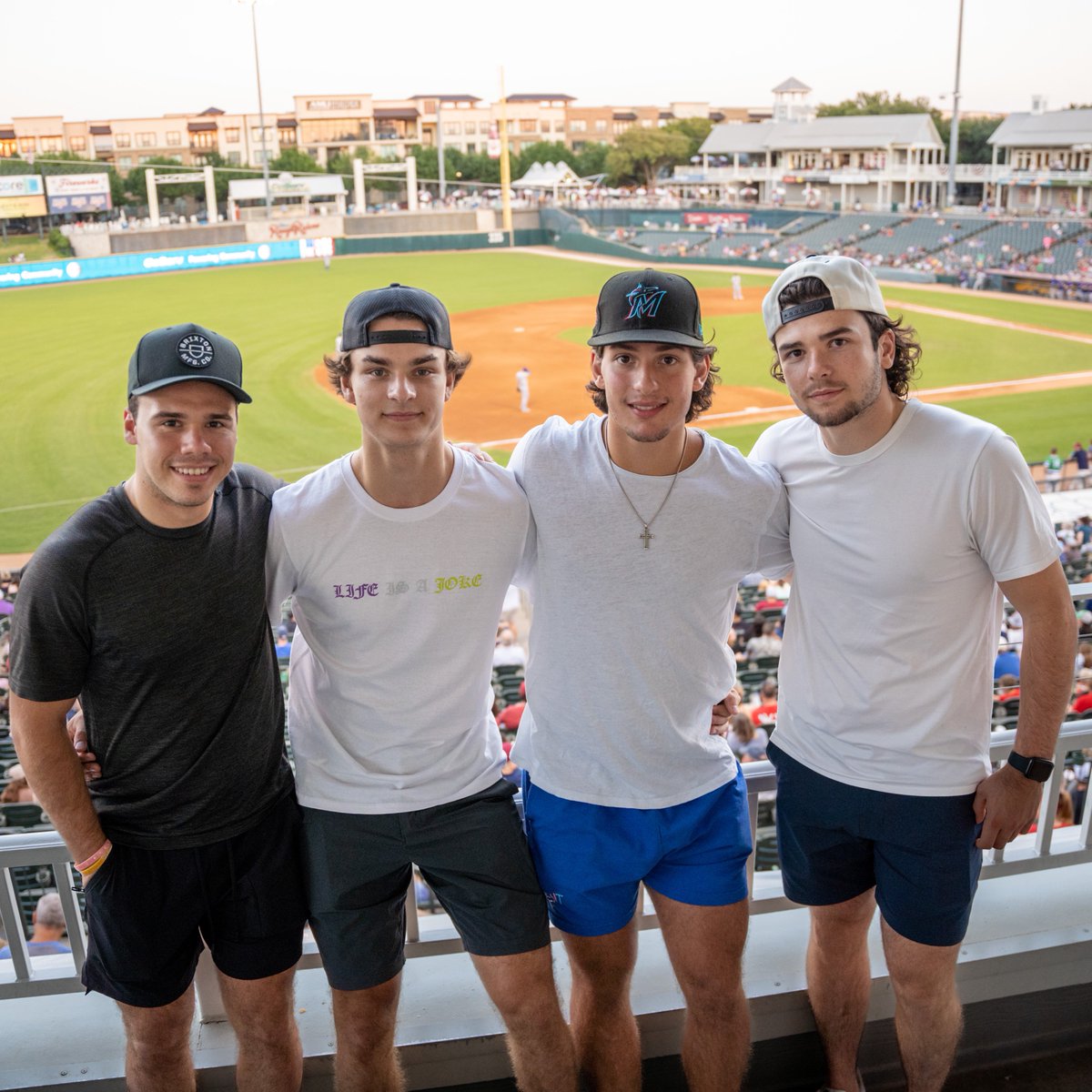 Perfect night for some baseball 🤌