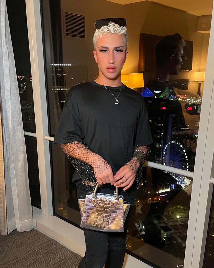 He in love, he got a bad bitch fetish💋