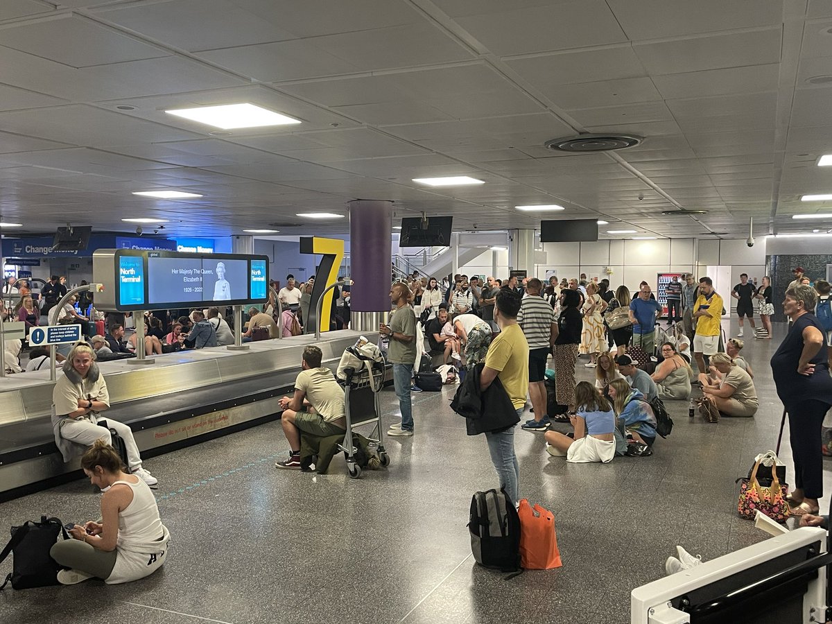 StephenWellbel2's tweet photo. @easyJet @easyJet_press @Dhlaviation what is going on at London Gatwick. Hundreds and hundreds of people waiting for their bags at 2am on Saturday morning. Simply not good enough https://t.co/cMHeS0TIq1