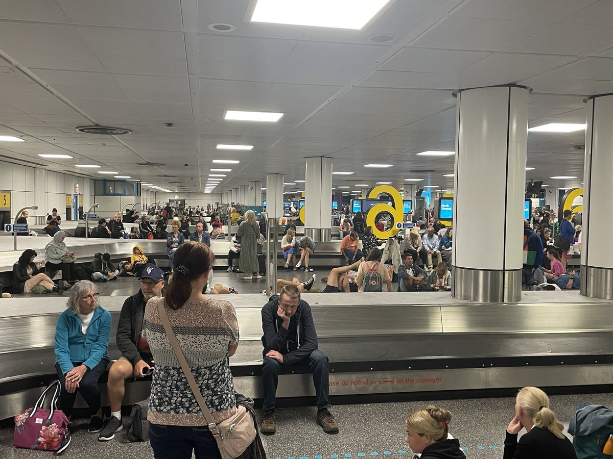 StephenWellbel2's tweet photo. @easyJet @easyJet_press @Dhlaviation what is going on at London Gatwick. Hundreds and hundreds of people waiting for their bags at 2am on Saturday morning. Simply not good enough https://t.co/cMHeS0TIq1