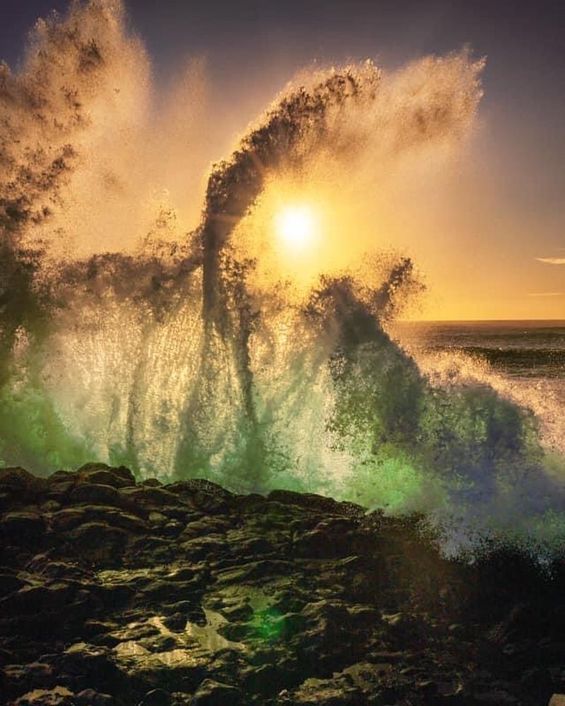 Happy #AlohaFriday! 🌊 🌅🏝(📸 | @brian_wyland)
Up up &amp; AWAY!!!
📷: Sony A7RIV | Zeiss 16-35mm