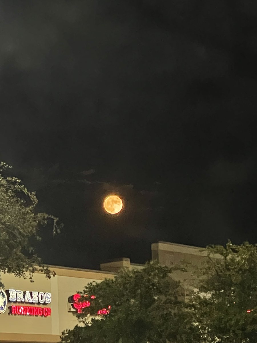 chariskoenig's tweet photo. The moon 🫶🏼🫶🏼🫶🏼 https://t.co/1bp3oWIHKb