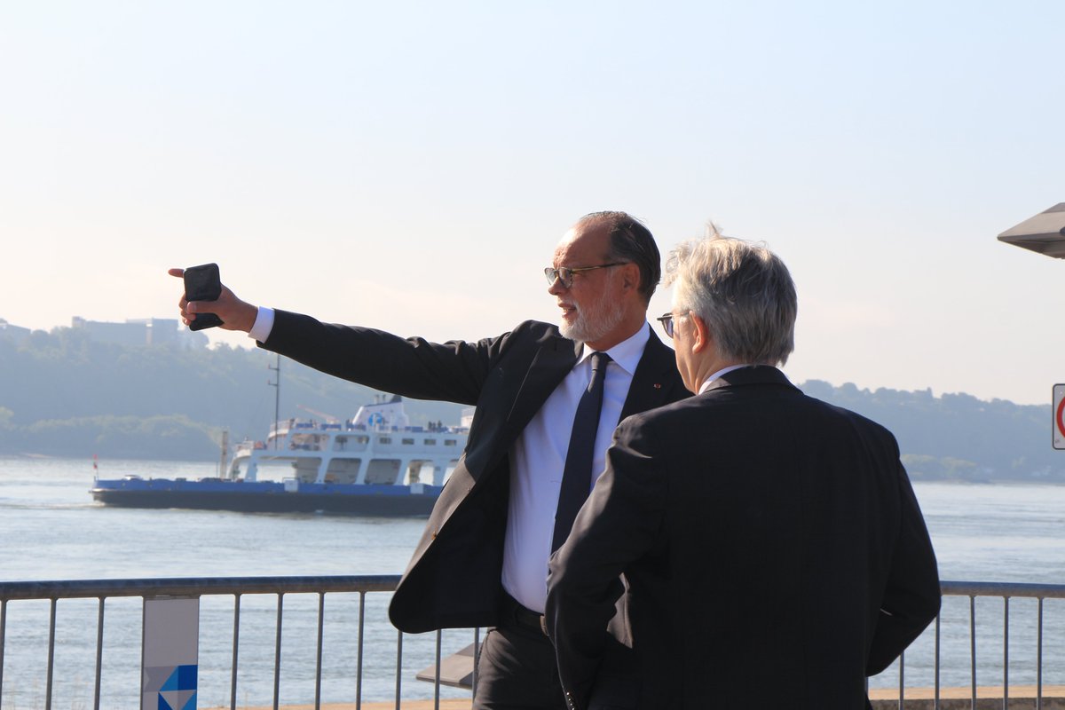 FranceQC's tweet photo. À #Québec, @Ephilippe_LH visite le @PortQuebec avec une délégation d'acteurs🇫🇷 du commerce international 
Entretien avec @Bruno_Marchand sur les défis des villes patrimoniales
Un déplacement autour d’enjeux concrets et une coop. politique intensifiée entre @LH_LeHavre &amp; Québec https://t.co/U6Y8EtMCa7