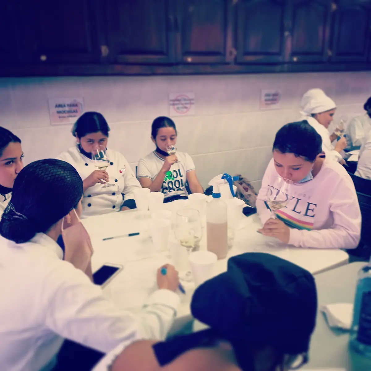 DrAngelHerMoSo's tweet photo. «El vino siembra poesía en los corazones.» Dante Alighieri
CATA DE VINOS con mis hermos@s alumn@s de la #LGyDT de la #FADYCS ...
Aprendiendo de modo práctico aquí en la #UAT  #AQUICOMIENZATODO ♥️ https://t.co/KZkxV78xcL