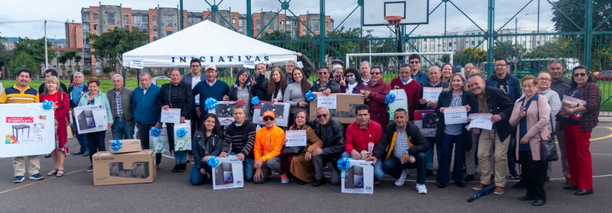AngelaMMorenoT's tweet photo. El primer círculo de liderazgo alrededor de la ciudadanía son los comunales, dignatarios locales que construyen comunidad desde el territorio y que trabajan día a día y palmo a palmo en Engativá.

🧶 https://t.co/xVxhg6NM4J