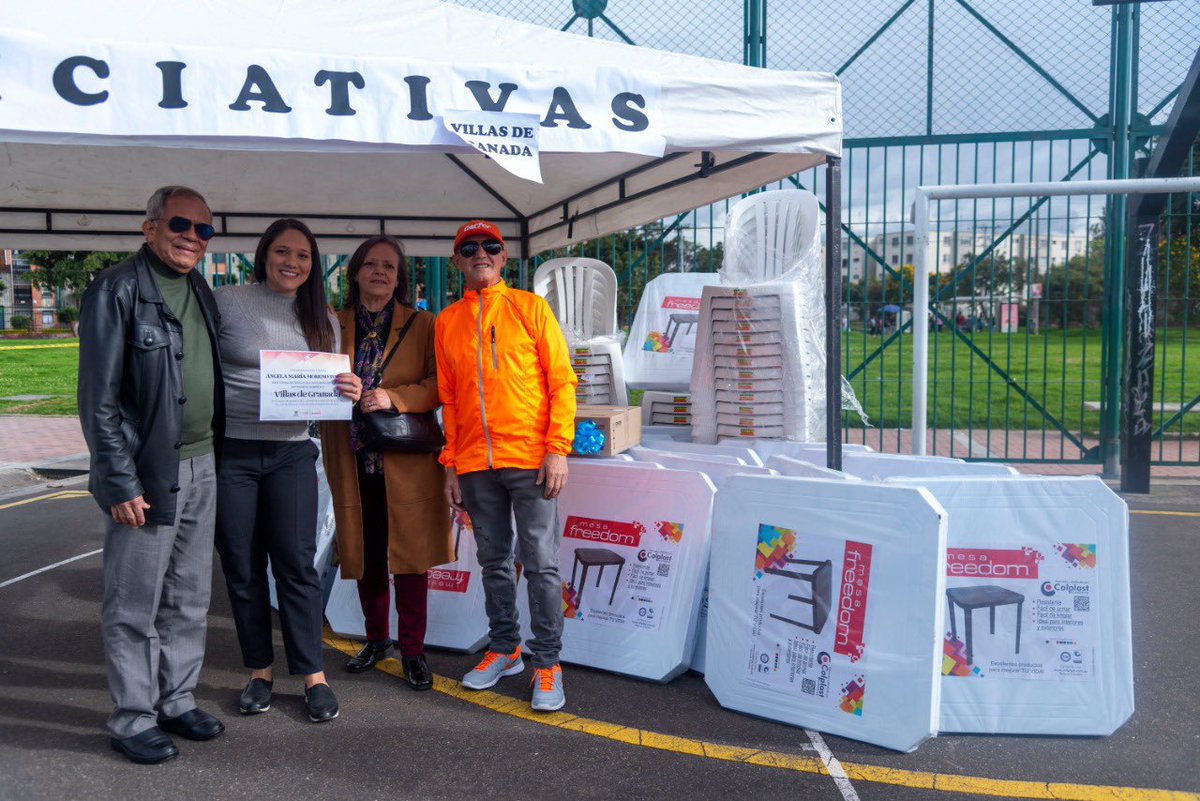 AngelaMMorenoT's tweet photo. Ojo! Noticia maravillosa! Dos de ellas obedecen a iniciativas ciudadanas referentes a dotación de salón comunal que hoy nos permiten llegar a las JAC de Santa María del Lago y Villas de Granada. https://t.co/lPXlhSc6uC