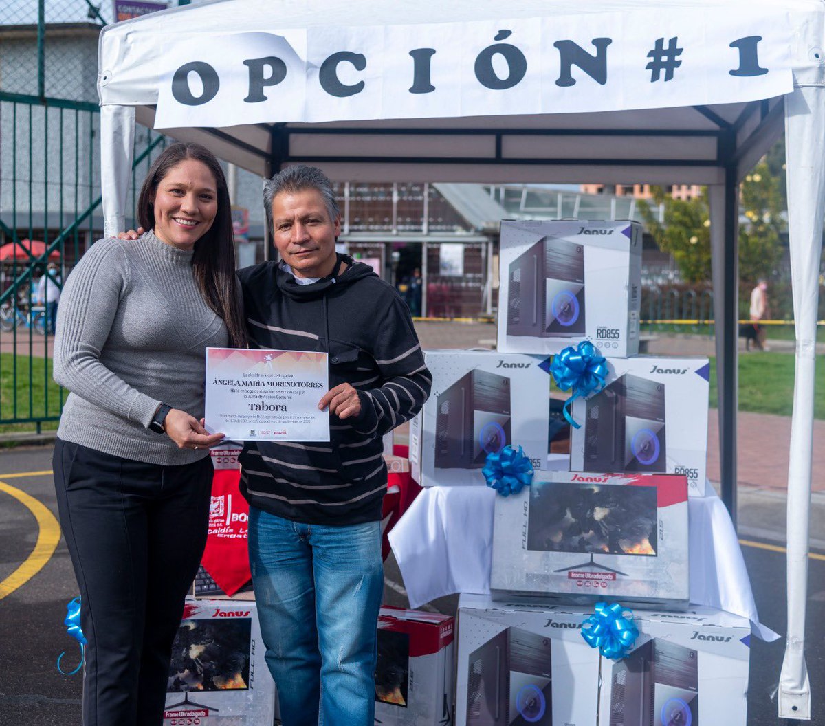 AngelaMMorenoT's tweet photo. Todo esto luego de un proceso de visitas, revisión documental y reconocimiento que dio como resultado que ellos fueran los elegidos, recibiendo dotación de acuerdo a sus necesidades. https://t.co/PTlg1TWvwB
