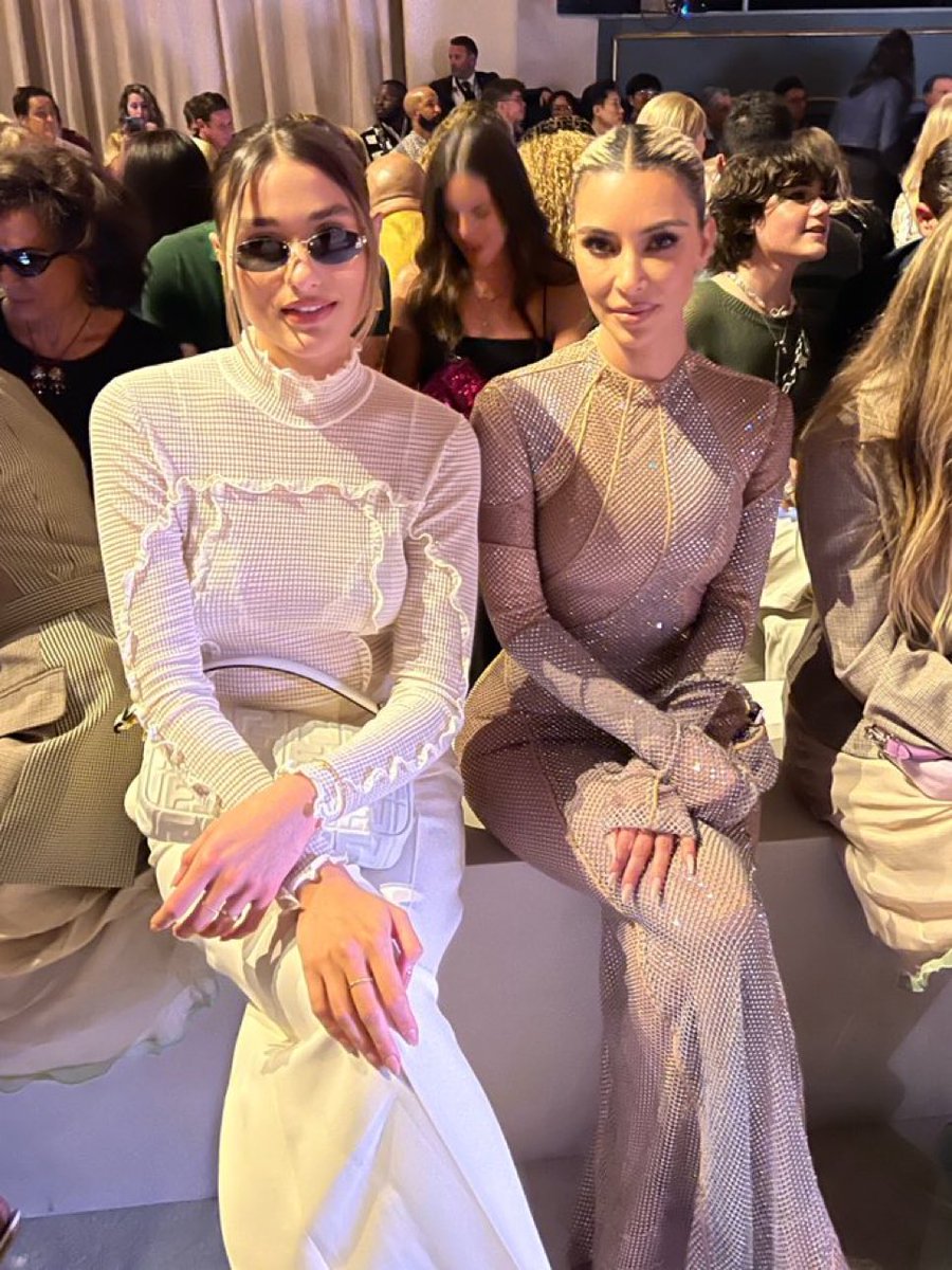centralreality's tweet photo. Sasha Meneghel e Kim Kardashian na primeira fileira de um desfile de NY. Esse é o tweet. https://t.co/BdDUr6n2D6