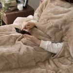 ニトリが天才的な毛布を開発した…!今年の冬はスマホ毛布で決まり!!