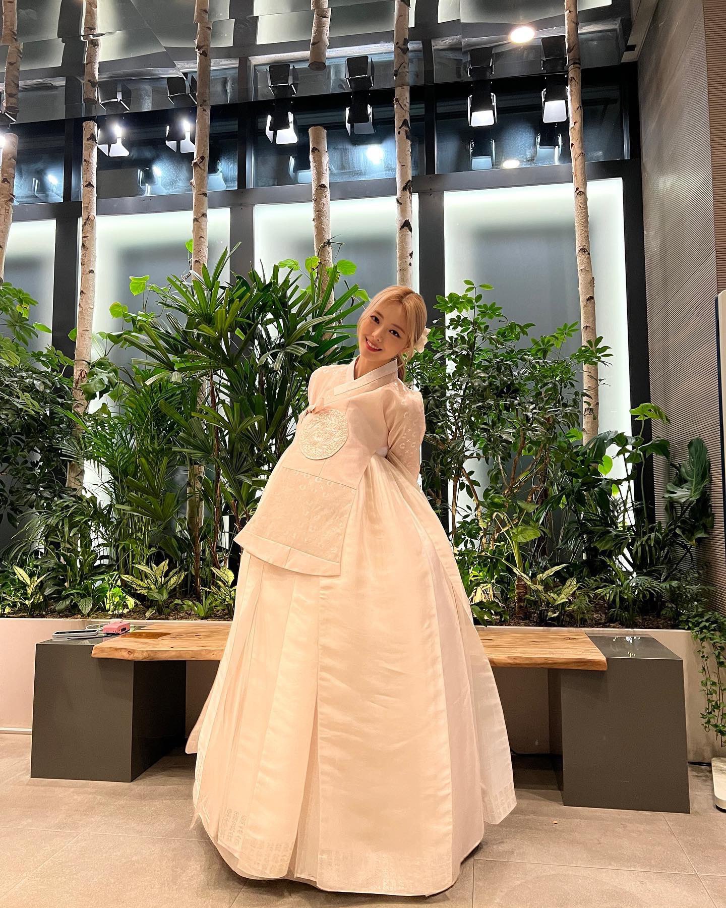 FcQdYr3akAIAdw1.jpg:orig